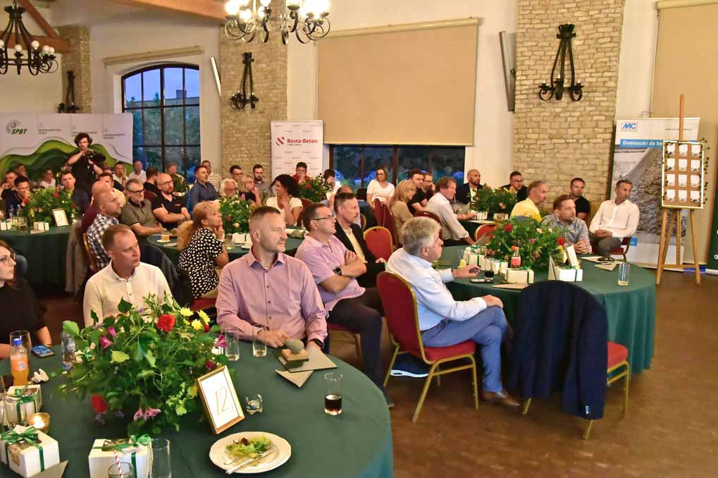 PolskiCement's tweet photo. 2️⃣5️⃣ lat Stowarzyszenia Producentów Betonu Towarowego 🎉

#SPBT poprzez dwudziestopięcioletnią pracę swoich członków i zarządów, doprowadziło polskie budownictwo w dziedzinie betonu do europejskiej czołówki. Realizowane przez organizację działania skutecznie popularyzują beton konstrukcyjny i jego producentów. Stowarzyszenie dba o wizerunek i rozwój branży, a jego działania doskonalą i utrzymują wysoki poziom rynku betonowego w Polsce. Na początku czerwca członkowie i przyjaciele SPBT spotkali się na uroczystych obchodach 25-lecia stowarzyszenia.

Stowarzyszenie Producentów Betonu Towarowego w Polsce (SPBT) zostało powołane w 1999 roku, a jego pierwszym prezesem był Roman Kempe.

💬 Jestem jednym z nielicznych założycieli SPBT. 25 lat temu uznaliśmy, że potrzebne jest nam takie stowarzyszenie. Mieliśmy już stowarzyszenie zrzeszające producentów Cementu i po 9 latach dyskusji doszliśmy do wniosku, że powołanie organizacji skupiającej producentów betonu, pomogłoby całej branży betonu towarowego. Dzisiaj SPBT jest mocne, okrzepło, jest widoczne w mediach i jest jednym z naszych kluczowych partnerów. Rozwijajcie się, twórzmy wspólnie piękną Polskę - mówił prof. Jan Deja, dyrektor wykonawczy #SPC, składając gratulacje w imieniu branży cementowej.

Według Justyny Piotrowskiej-Łój, dyrektor ds. komunikacji SPBT, minione ćwierć wieku pokazuje, jak zmieniała się branża betonowa, jak się rozwijała. 💬 Wraz z branżą betonu towarowego, która wyodrębniła się po 1999 roku, pojawiły się problemy, którymi trzeba było się zaopiekować. Dzisiejszy jubileusz pokazuje, jak dużo rzeczy działo się w stowarzyszeniu, ile zostało za nami, a ile jeszcze przed nami - mówiła.

Obecnie SPBT skupia 59 członków - wywodzących się z kręgu szeroko pojętej branży betonowej - producentów, dostawców sprzętu i usług, chemii budowlanej i obsługi laboratoryjnej. Firmy skupione w SPBT reprezentują ok. 60% wolumenu produkcji betonu towarowego w Polsce i dostarczają go ok. 90% na inwestycje infrastrukturalne. 

Według prezesa SPBT, Michała Grysa, produkcja ok. 26 mln m3 betonu towarowego rocznie plasuje Polskę na czwartym miejscu w Unii Europejskiej. SPBT jest członkiem Europejskiej Organizacji Betonu Towarowego (ERMCO).

💬 Pamiętną datą dla SPBT był 2016 rok, kiedy beton towarowy został uznany za wyrób budowlany - wspominał dr Maciej Gruszczyński, dyrektor SPBT. Stowarzyszenie promuje beton jako ekonomiczny, zrównoważony, bezpieczny i trwały materiał konstrukcyjny. Wartości SPBT to nie tylko integrowanie społeczności i dynamizowanie rozwoju branży poprzez wyznaczanie standardów, ale również troska o środowisko naturalne i zrównoważony rozwój.

Podczas jubileuszu SPBT goście mogli zmierzyć się w konkurencjach strzeleckich oraz w grze w golfa. W rywalizacji strzeleckiej z pistoletu Glock 17, której patronowała firma ATLAS, najlepsi okazali się: Robert Bodych, Paweł Kołodziejczyk i Sebastian Kaszuba. Z kolei w zmaganiach golfowych pod patronatem firmy Master Builders Solutions zwycięzcą konkurencji Longest Drive został Tomasz Tarkowski, a konkurencji Best Putt - Mirosław Boryczko.