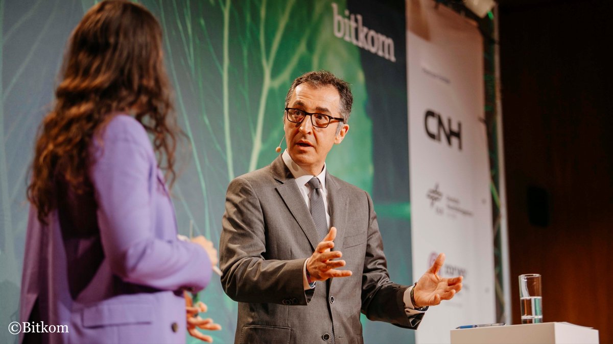 BMLEH_Bund's tweet photo. Digital Farming Conference des @Bitkom mit Keynote von @cem_oezdemir: Ein nachhaltiges Agrar- und Ernährungssystem schaffen, in dem Bäuerinnen &amp; Bauern tragfähig wirtschaften können und das Umwelt, Tiere &amp; Klima schützt – Digitalisierung ist hier ein wirksames Instrument. #dfc24 https://t.co/4G7k3QNamh