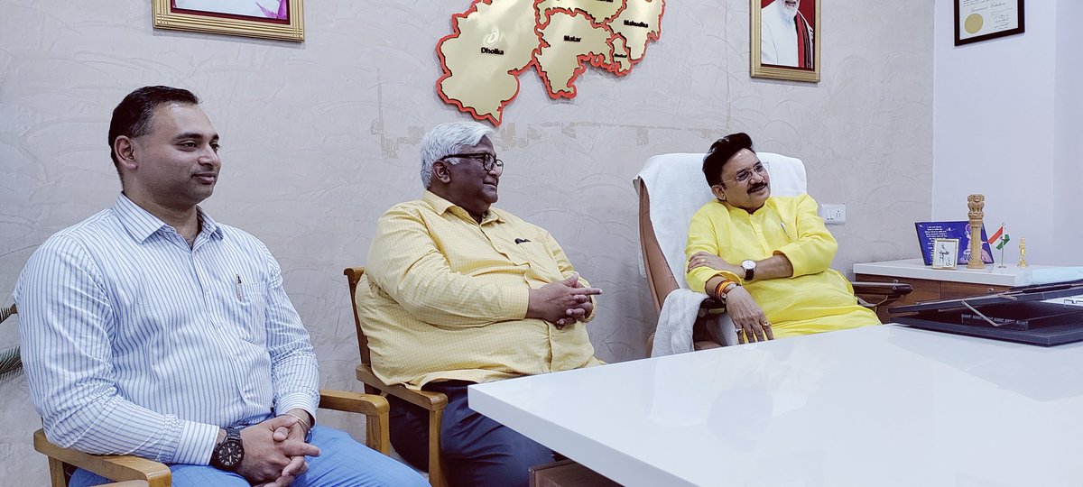 Shri Ganesh Sawaleshwarkar, the Chief Postmaster General, Gujarat and the Circle Office team called upon Sri Devusinh Chauhan, ex-MoSC in his office at Nadiad and thanked him for the leadership, guidance and all the support he gave the Department.
<a href="/IndiaPostOffice/">India Post</a> <a href="/devusinh/">Devusinh Chauhan</a>
