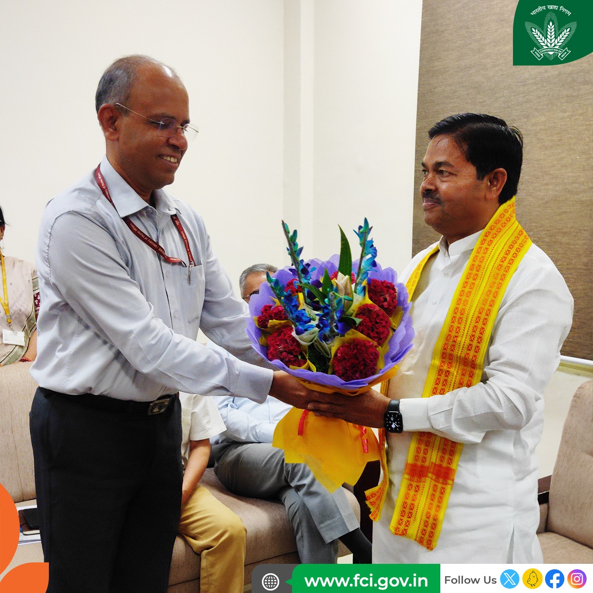 Shri Pralhad Joshi, Shri B.L. Verma and Smt. Nimuben Jayantibhai Bambhaniya, Hon'ble Ministers CAF&amp;PD, were given warm welcome by Shri Ashok KK Meena, CMD FCI.

Leadership of the Hon’ble Ministers will take FCI towards achieving new milestones in Food Security of the nation.#FCI