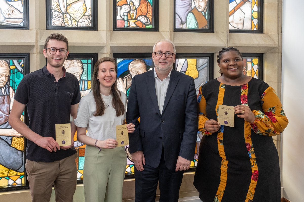 LboroVC's tweet image. Delighted to present our Pint of Science team with a 
 #vcgoldaward. Third most events in the UK -- a fantastic achievement and great to engage our local community with our research @pintofscience #pint24