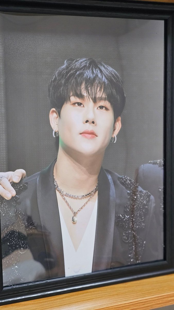 ducklife514's tweet photo. 아니 통판한거 택배왔길래 깠는데
액자가 왜있죠...? 난 액자 안시켰는데!!!!
덕분에 이제 허니 a4 액자 있는 사람 됨요☺️
만두뱃지는 혹시 잃어버릴까봐 여분 샀는디
역시.. 오늘 출근길에 뒷꽁다리 잃어버림😬
마지막은 a4 액자존(?)에 입주한
내가 앓다죽을 mma 쭤니💛 https://t.co/75P197ForM