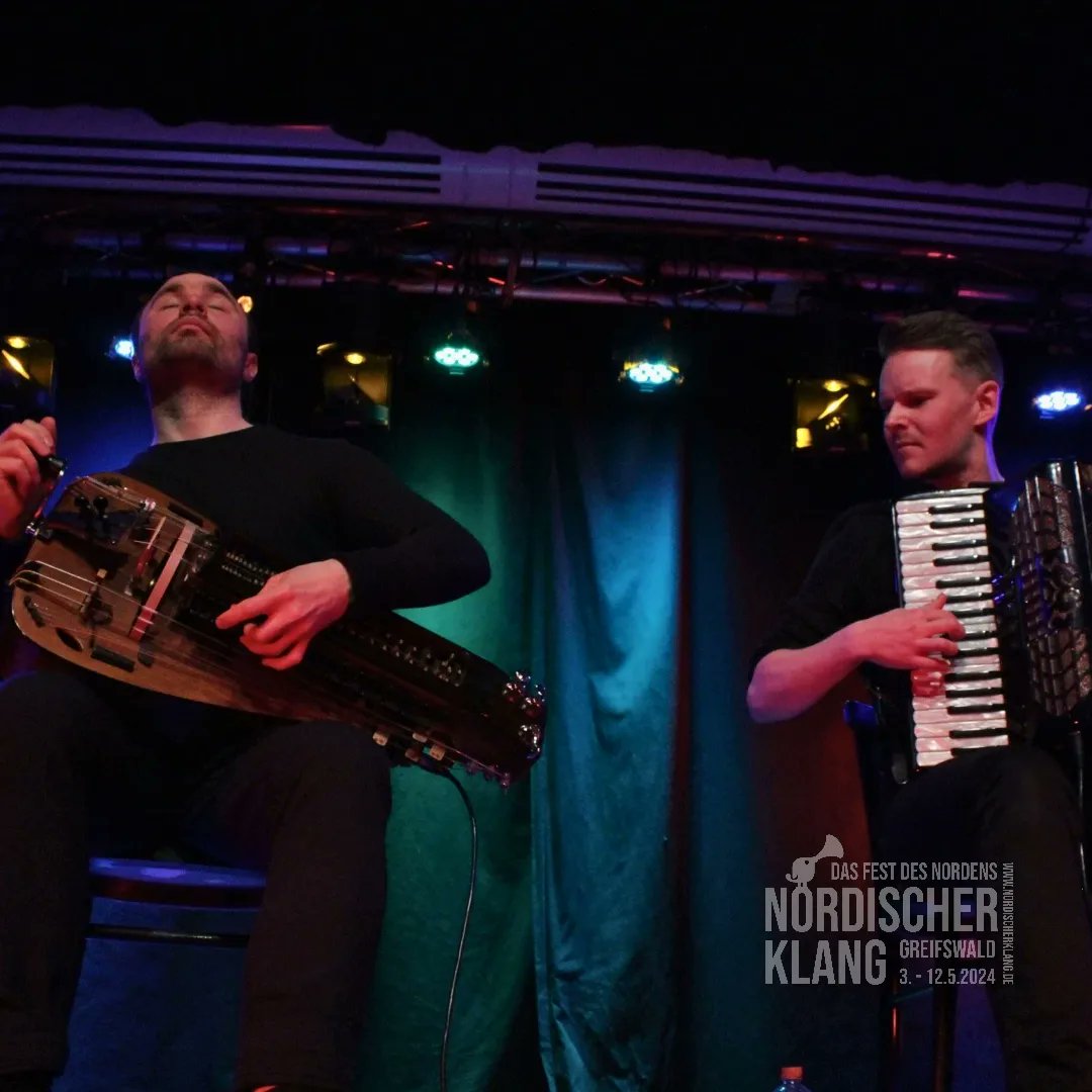 Der Auftritt von Symbio am 9.5. war spektakulär. Die Kombination aus Drehleier, Akkordeon und Stompbox wurde von tosendem Beifall begleitet. Symbio beweist, dass die Drehleier nicht nur auf Mittelaltermärkte gehört, sondern auch auf moderne Bühnen!
#nokl24
<a href="/Swebotschaft/">Botschaft Schweden</a>