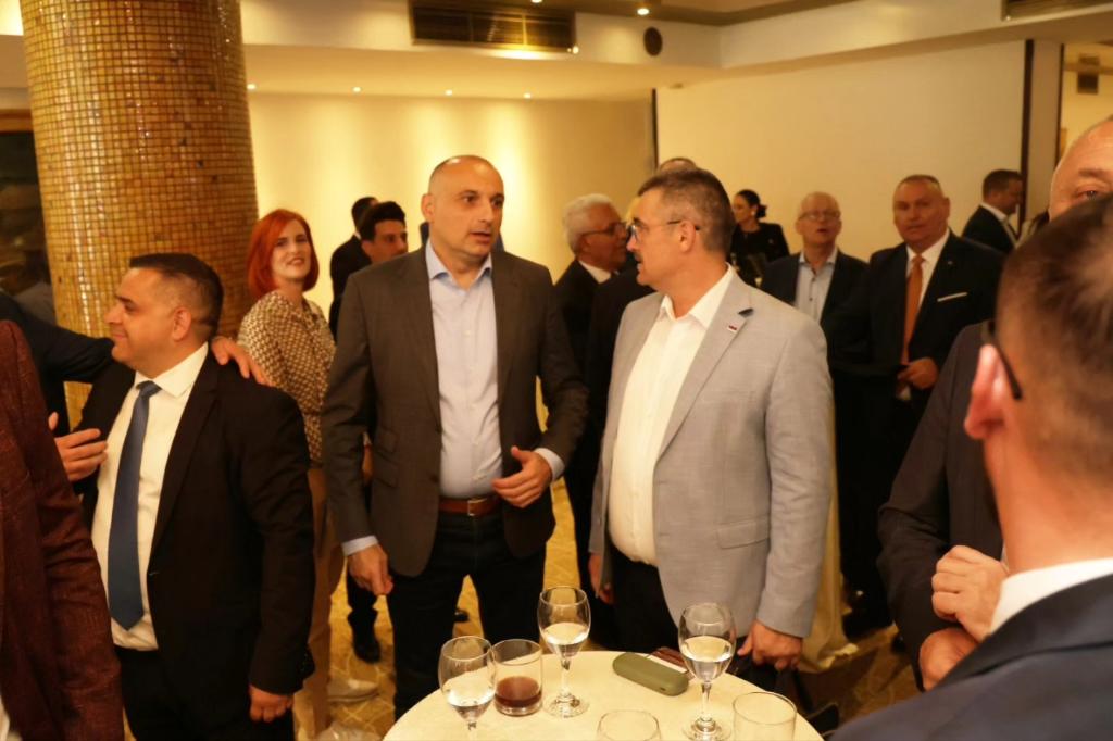 Свечани пријем у Бањалуци поводом Дана Русије 🇷🇺 

🔹️Србе и Русе везује заједничка историја, вијековно пријатељство и искрено безусловно партнерство 🤝 

🔹️Сарадња Републике Српске 🇷🇸 и Русије 🇷🇺 из дана у дан бива све боља и то је најбитније за будућност Републике Српске ‼️