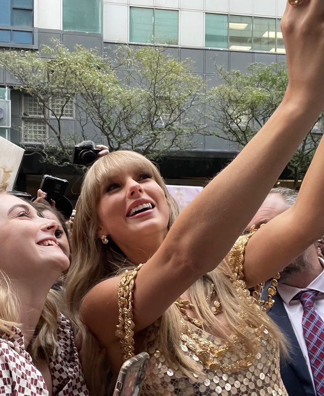 midnightstrack2's tweet photo. a thread of how taylor swift actually looks like in real life:- https://t.co/eU8jsl3Abr