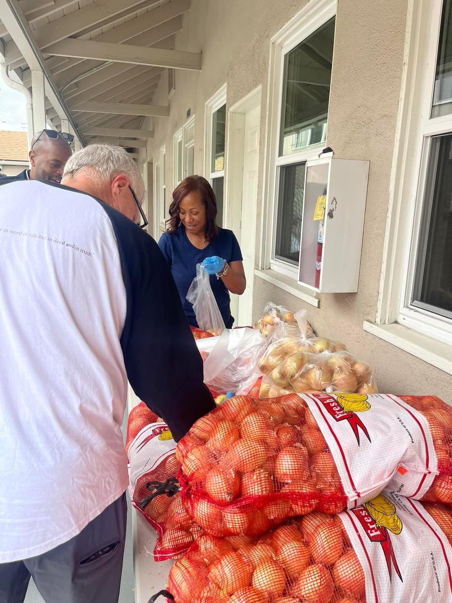 CFBC_LA's tweet photo. Thanks everyone for serving with the Food Pantry team. The number of members willing to serve on Sundays has been a great blessing! @lafoodbank @cityofsouthgateca #Hollydale https://t.co/foU2WXu0qE