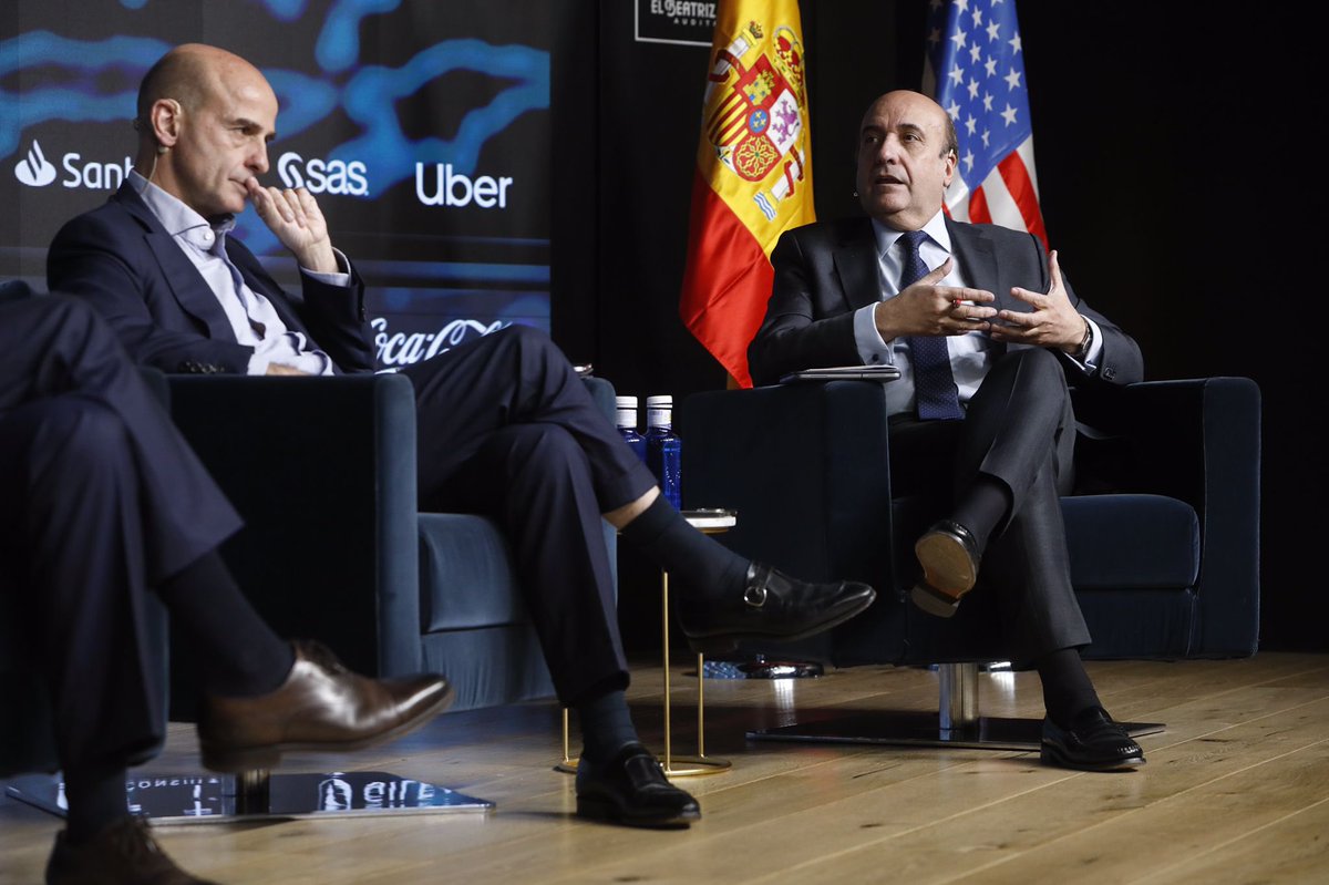 Iniciamos la mesa de“ España como Hub energético para atraer inversión” con Joao Costeira, Director General de Generación Baja en Carbono <a href="/Repsol/">repsol</a>; Pedro Larrea,  Director General de Redes <a href="/Naturgy/">Naturgy</a> Energy Group; Rafael Mateo, CEO <a href="/ACCIONA/">ACCIONA</a> y Carmen Becerril, Presidenta de OMEL.