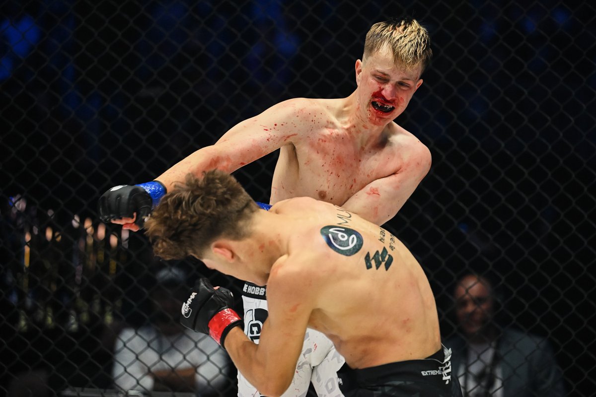 cloutmma's tweet photo. MOPSU vs GAWRONEK
Podczas CLOUTMMA 5 w klatce stanęły naprzeciw siebie dwie młode gwiazdy TikToka 🎵
Gawronek pozamiatał Mopsa, udowadniając, że klatka to jego miejsce 🤙🏻
Z kim chcielibyście zobaczyć walkę Gawronka? 💬
#CLOUTMMA5 https://t.co/DYSyRmSvfP