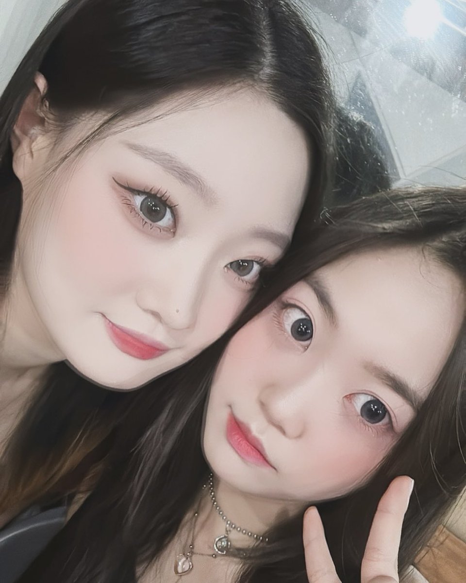 fanWiTCHXFRANCE's tweet photo. ˚ ༘✶ ⋆｡˚ ⁀➷ MAGOSTAGRAM

~ Nouveau post Instagram de Mago pour l'anniversaire de Mew 🫶🏻🖤💙

« Joyeux anniversaire à notre gâteau de riz gluant aux fraises, notre maknae 🍓🍰🐰 »

#HAPPY_MEW_DAY #MEW #뮤 #MAGO #마고 #위치스 #WiTCHX __🧸 https://t.co/mB1ZKwZx27