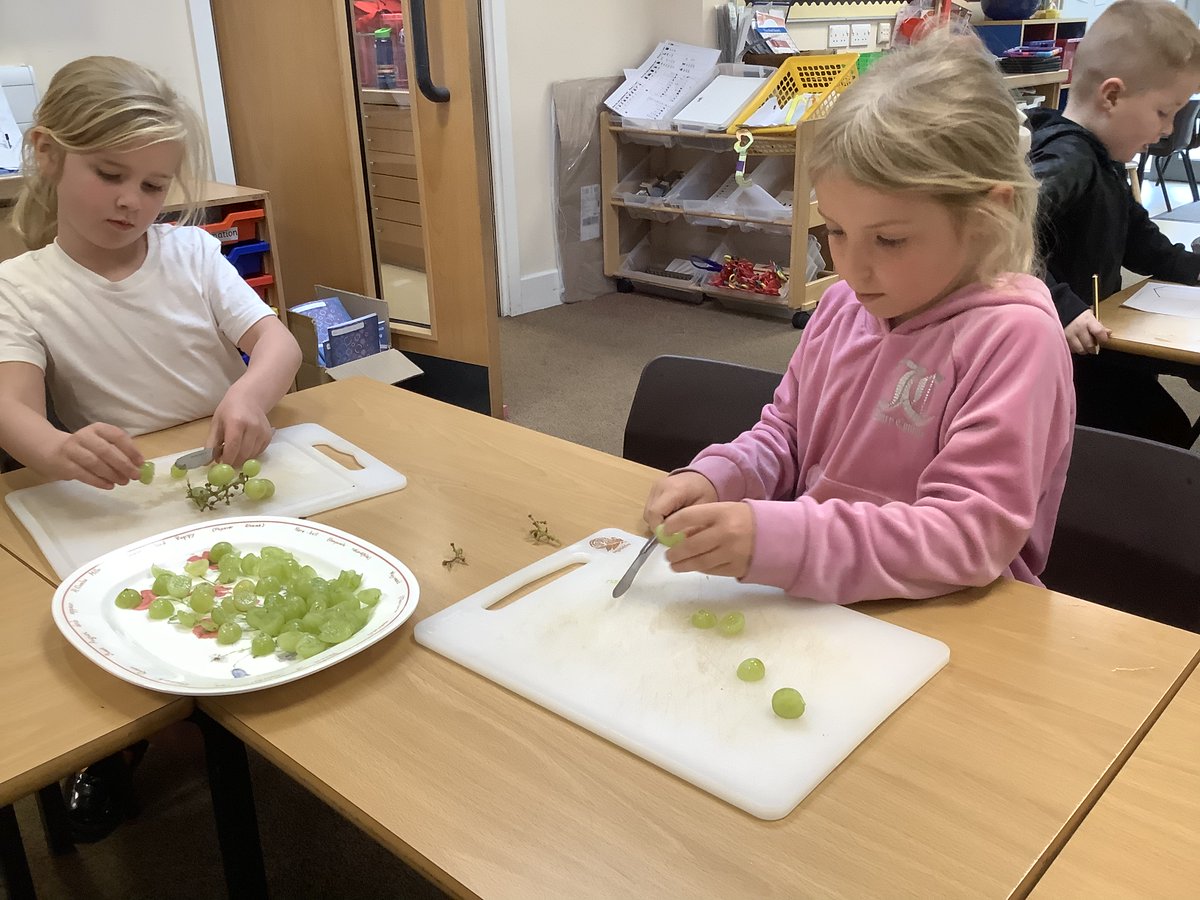 1F have enjoyed creating their own smoothies today. They have tasted, prepared, chopped fruit and created their own smoothie recipe. 🍏🥭🍓🍊