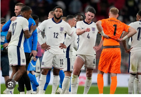 BlackQueenLara's tweet photo. #7THINGS @England
-What's Up, #Apple? I jot this down to share amateurial #FOOTIE👀. This is only a set of "#Opinions" without predictions; #NoHardFeelings meant. In my Fan's mind, the #3Lions lost #ENGICE by #overconfidence at #Wembley
3️⃣
https://t.co/YAEBeFN5f7 #Thorsteinsson https://t.co/ugJV9xdtur