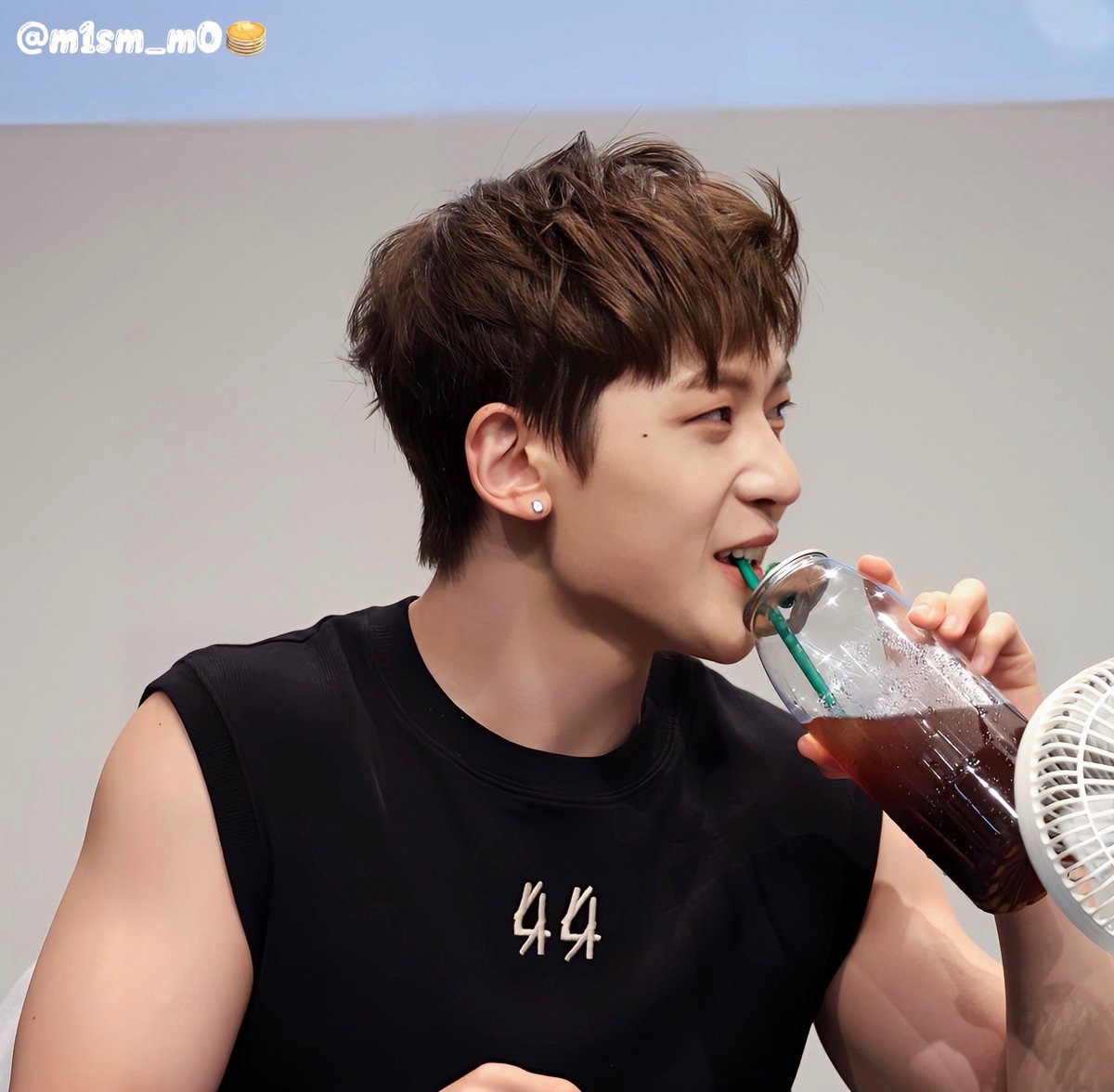 240609
soundwave JUMPUP 대면팬사 

커피마시는 매튜🦊와 우현😎

#SEOKMATTHEW #석매튜 #ソクマシュー
#ZEROBASEONE #ZB1 #제로베이스원