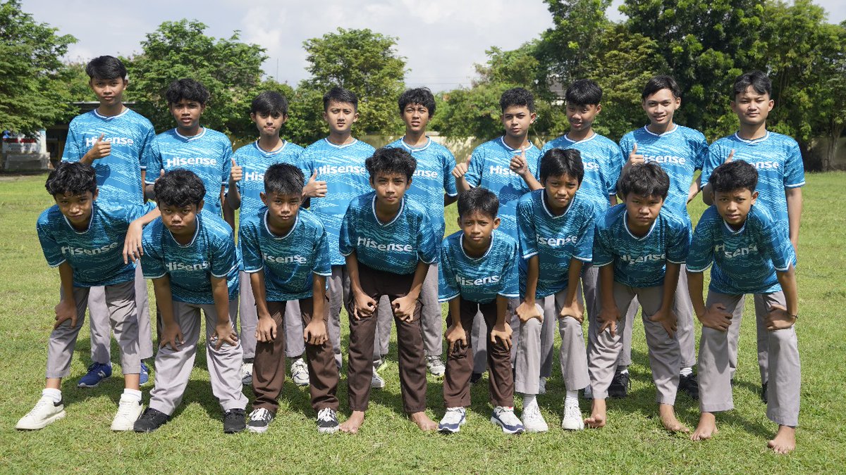 HisenseID's tweet photo. Latih terus potensi terbaikmu dalam bermain sepak bola dengan tim sepak bola dari SMPN 12 Yogyakarta terus berlatih menggapai potensi terbaik bersama Hisense Indonesia ⚽
#HisenseTVGlobalNo2 #Hisense100InchTVGlobalNo1 #Hisense #Teknologi #Kualitas #BeyondGlory #FootballForSchool https://t.co/9HdeXJTEEv