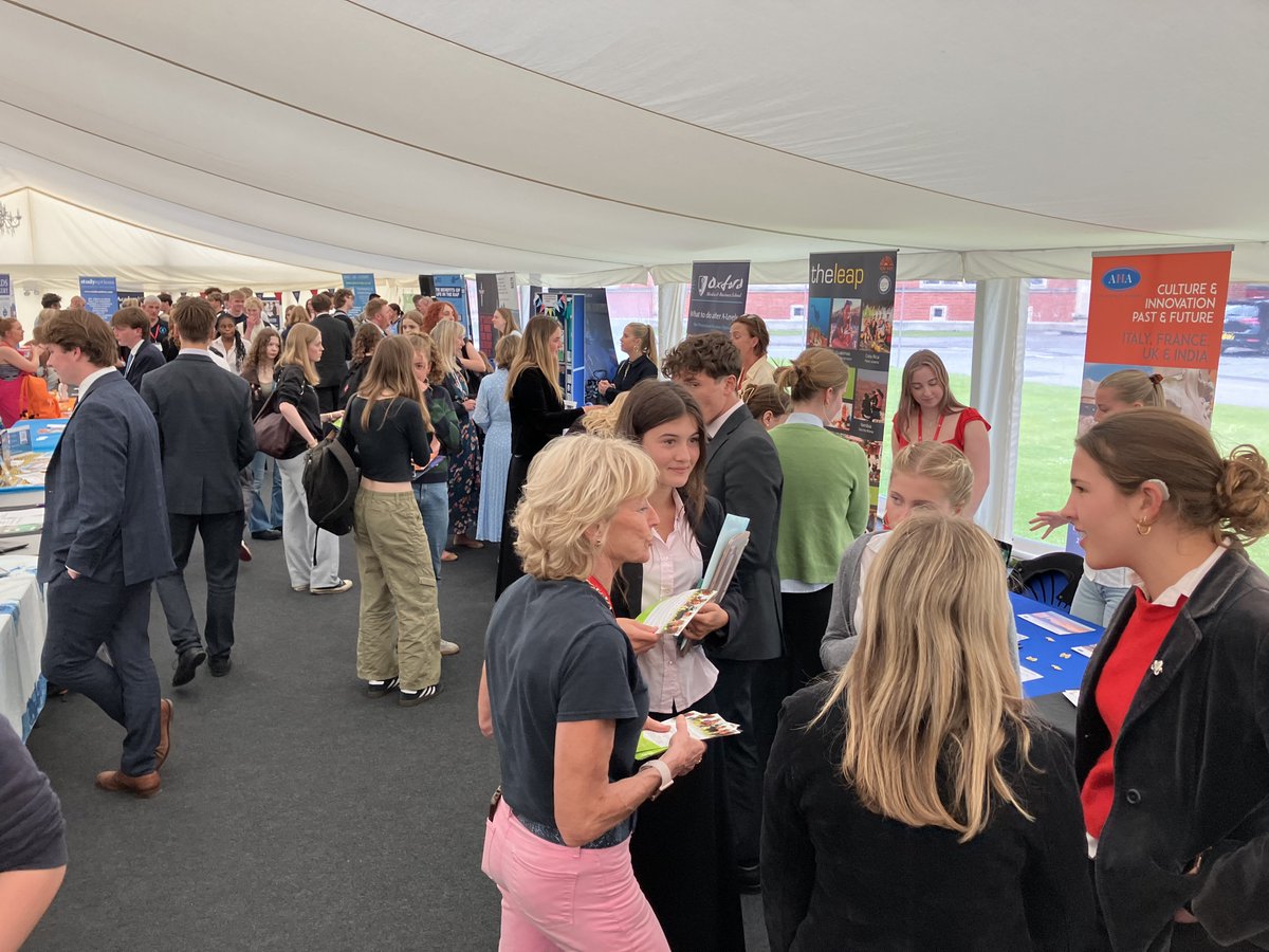 MCol_Futures's tweet photo. A busy afternoon in Court yesterday for over 300 L6th pupils from College, St John's and King's, Bruton, at our Higher Education and Careers Fair. They met representatives from 28 universities in the UK, Erasmus, Utrecht, 13 gap year companies and a variety of career areas. https://t.co/RWyujwVkg4