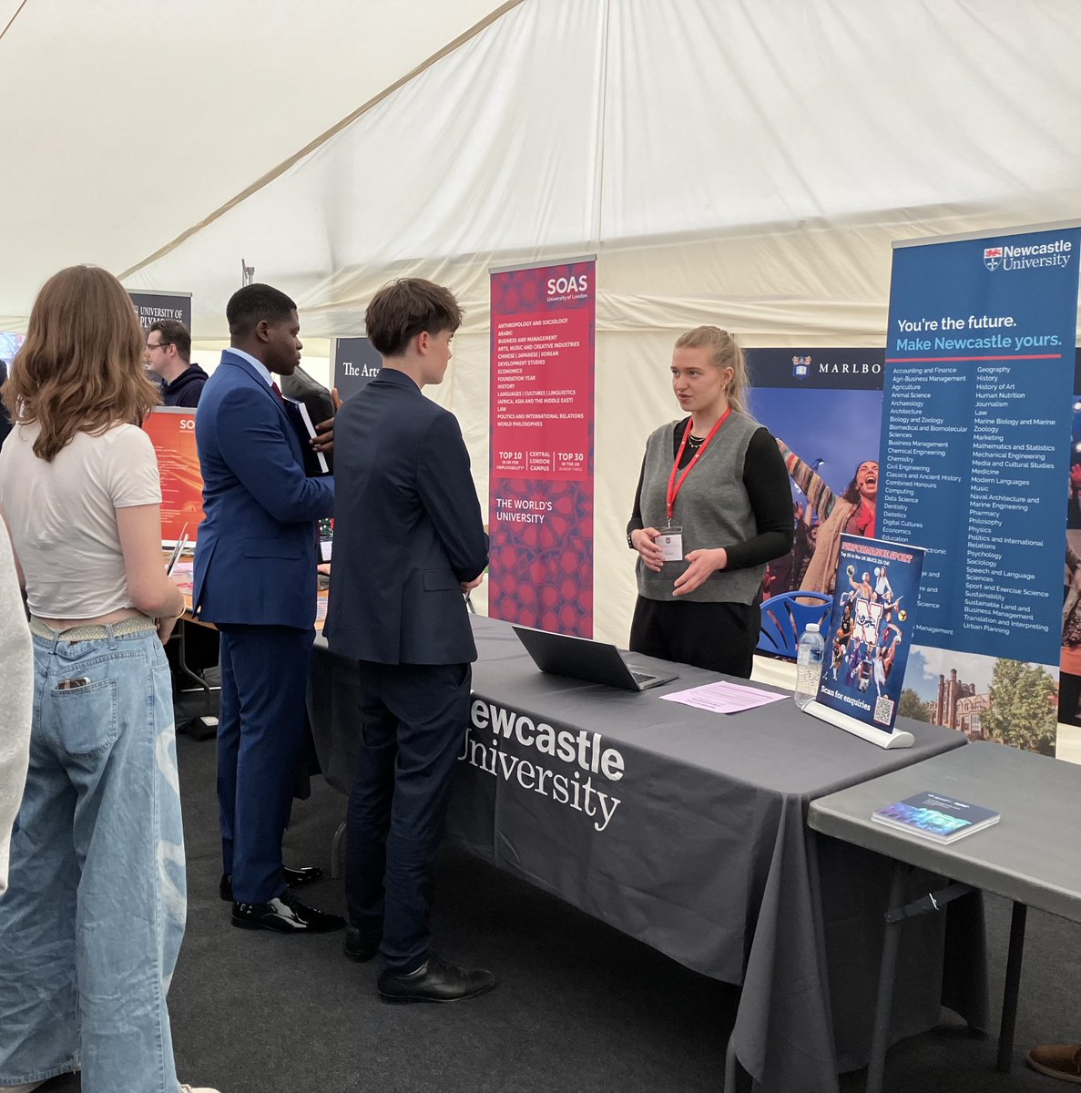 MCol_Futures's tweet photo. A busy afternoon in Court yesterday for over 300 L6th pupils from College, St John's and King's, Bruton, at our Higher Education and Careers Fair. They met representatives from 28 universities in the UK, Erasmus, Utrecht, 13 gap year companies and a variety of career areas. https://t.co/RWyujwVkg4