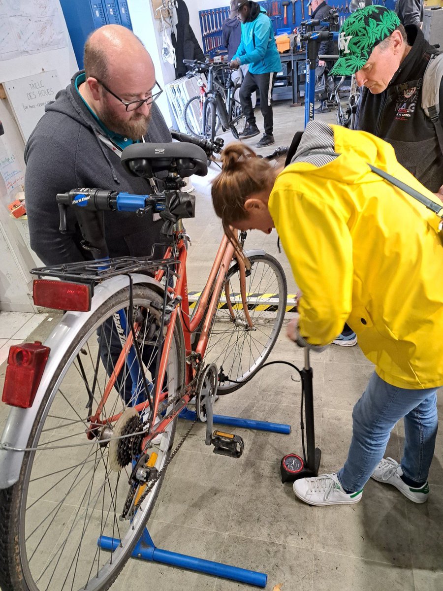 RachClem2's tweet photo. Repair vélo @MAIF  @VilledeMetz ,animé par les membres de l'asso @metzavelo. Des sociétaires curieux d'apprendre à réparer leur bicyclette. Moment sympa d'échange et d'apprentissage, qui donnait envie de faire revivre nos vieux biclous pour de futures balades champêtres... https://t.co/VoVqq5hUU4