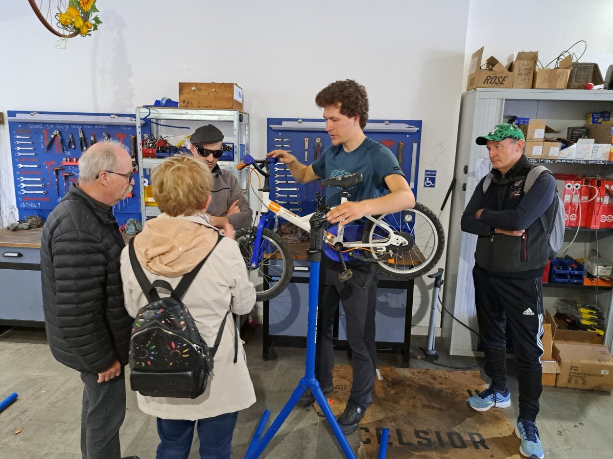 RachClem2's tweet photo. Repair vélo @MAIF  @VilledeMetz ,animé par les membres de l'asso @metzavelo. Des sociétaires curieux d'apprendre à réparer leur bicyclette. Moment sympa d'échange et d'apprentissage, qui donnait envie de faire revivre nos vieux biclous pour de futures balades champêtres... https://t.co/VoVqq5hUU4