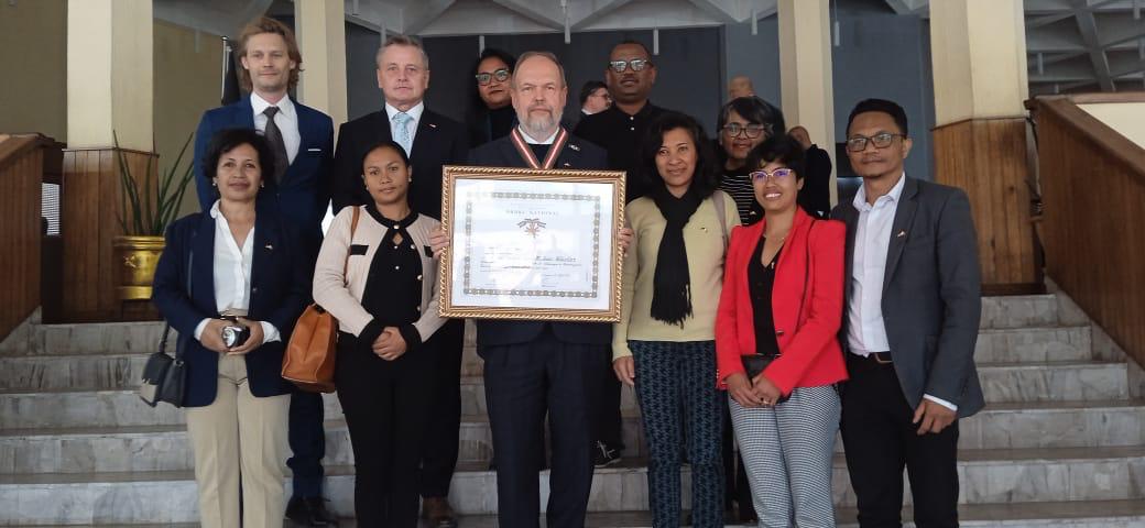 Amb_Ger_MDG_MUS's tweet photo. Ce fut un honneur pour @GerAmbMadag 🇩🇪 d'avoir reçu la Distinction Honorifique de la part du gouvernement 🇲🇬.
Nos vifs remerciements à @rafaravavitafi1 🇲🇬pour la remise de cette distinction et pour son engagement dans la promotion des relations 🇩🇪🤝🇲🇬. https://t.co/Th1ns4EpH7
