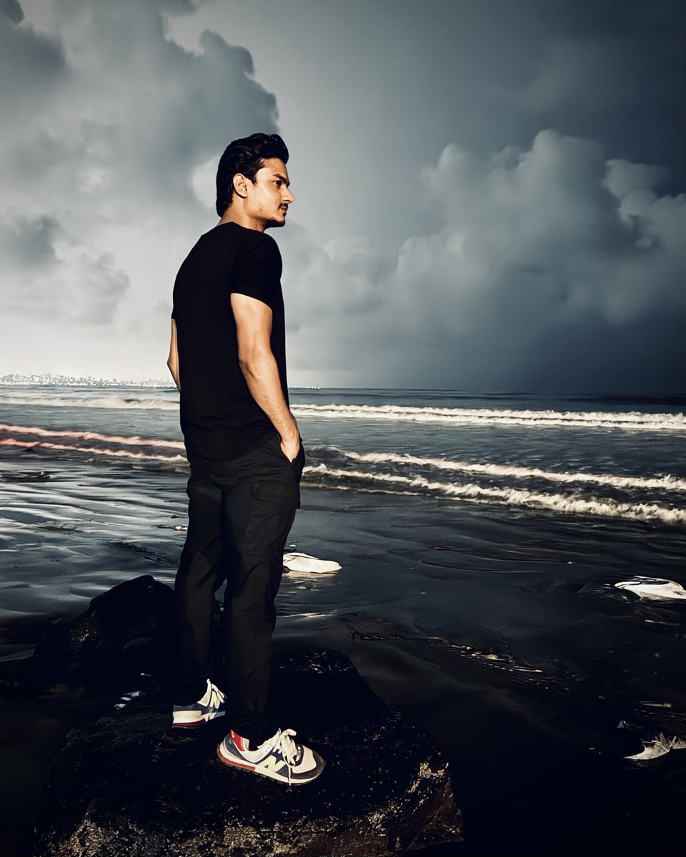 AmanFreerunner's tweet photo. Time wasted at the beach is time well spent.❤️ #amanfreerunner #beach #versovabeach #mumbailife #sea #nightshoot #photooftheday https://t.co/mMlAA45mcB