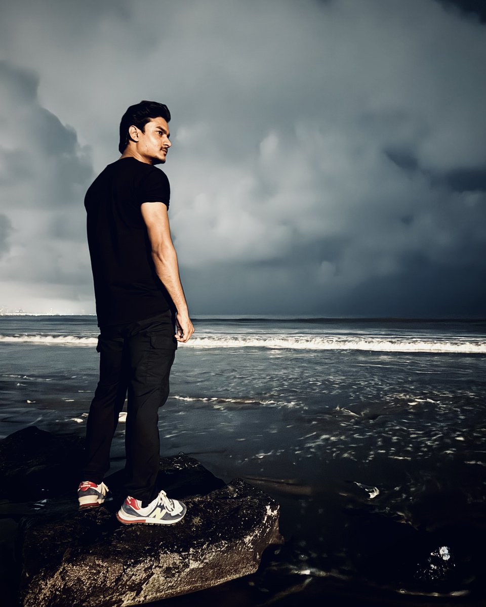 AmanFreerunner's tweet photo. Time wasted at the beach is time well spent.❤️ #amanfreerunner #beach #versovabeach #mumbailife #sea #nightshoot #photooftheday https://t.co/mMlAA45mcB