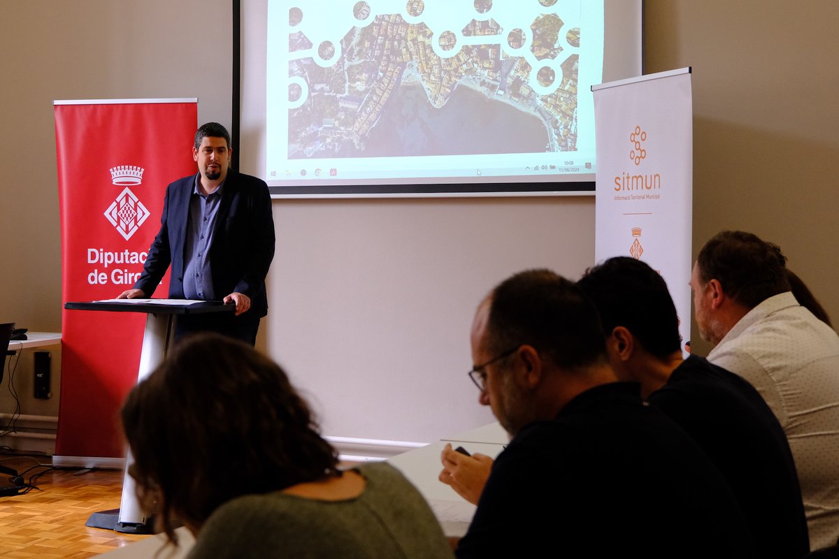 📍Acollim a <a href="/casadeculturagi/">Casa Cultura Girona</a> la 9⃣a Assemblea de la Xarxa Europea #SITMUN‼️

🗺️El vicepresident 1r, <a href="/paupresas/">Pau Presas</a>, hi dona la benvinguda i destaca que, des del 2106, la #DdGi disposa d'un visor cartogràfic propi amb:
🔸185 ens locals gironins adherits
🔸14 models i aplicacions