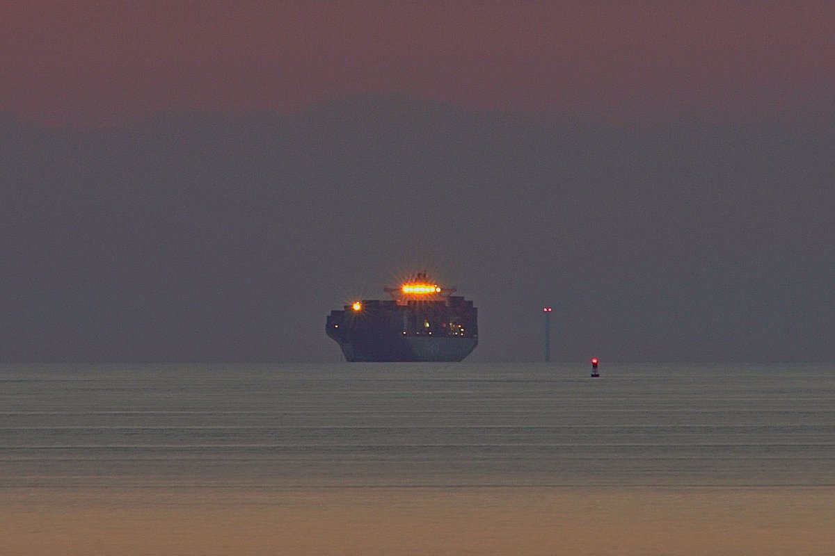 johnmorgan726's tweet photo. At anchor the #HapagLloyd #ContainerShip #HudsonExpress, IMO:9349564 sailing under the flag of the United States πΊπΈ. #ShipsInPics https://t.co/0DHoaRRXKp