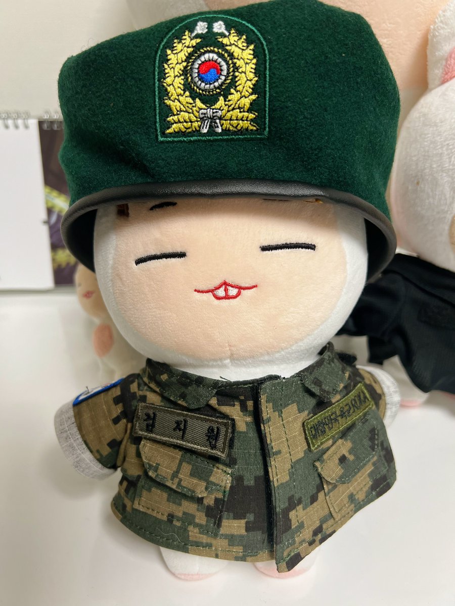 군복이 너무 큼..,