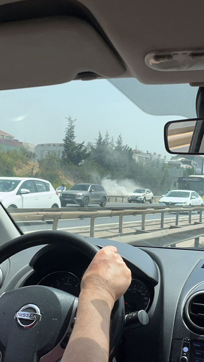 fulyaberk's tweet photo. @radyotrafik köprü altında bir önlü araç yangını https://t.co/zSi9dzUmSJ