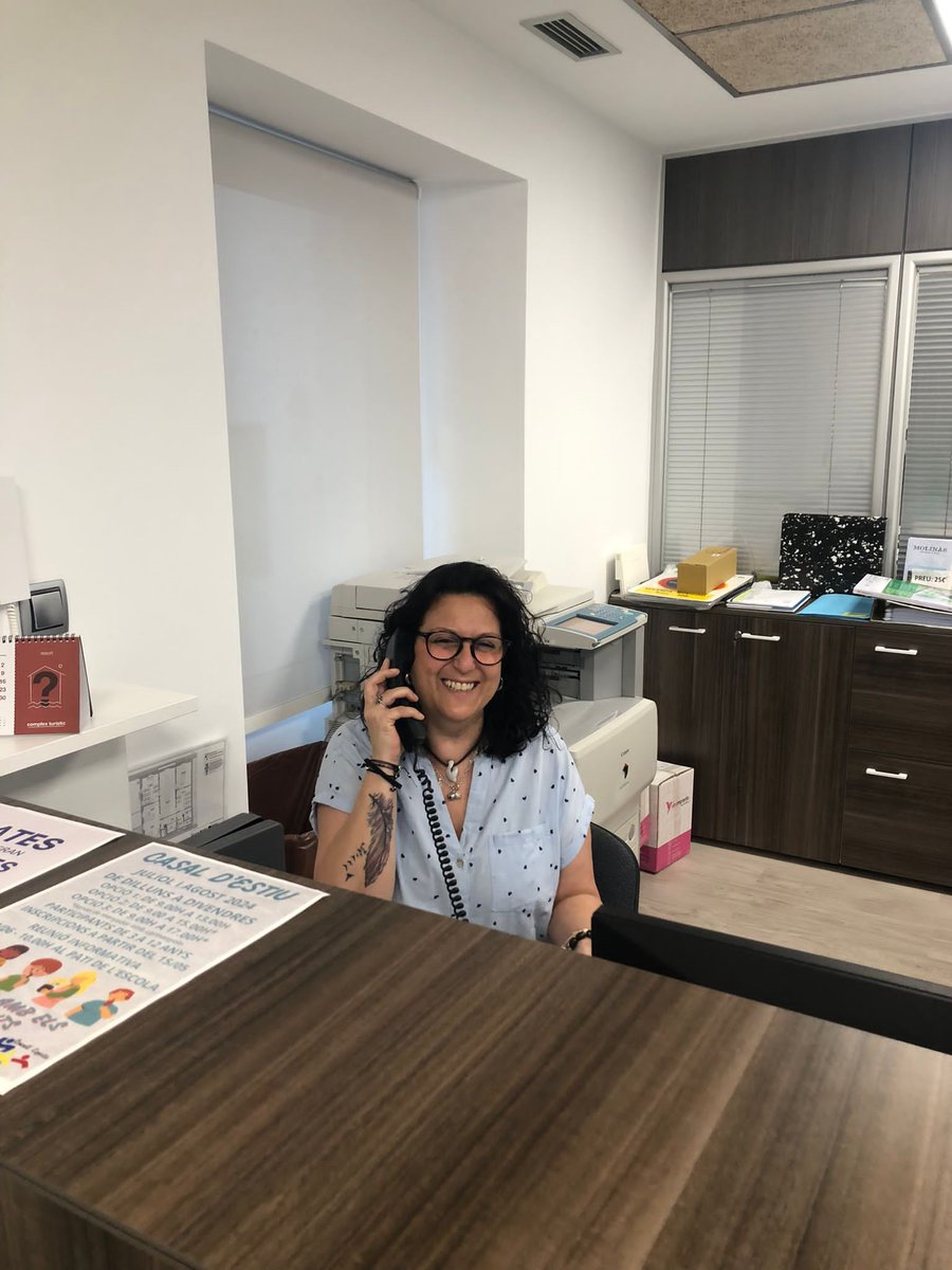 IDFOGirona's tweet photo. Ella és l'#Esther, alumna d'Operacions auxiliars de serveis #administratius i generals, subvencionat per @ocupaciocat, que ha iniciat les pràctiques a l'#AjuntamentdeColera realitzant tasques #administratives i atenció #telefònica. Agraïm a l'Ajuntament la col·laboració. Sort! https://t.co/UJTc4y03kC