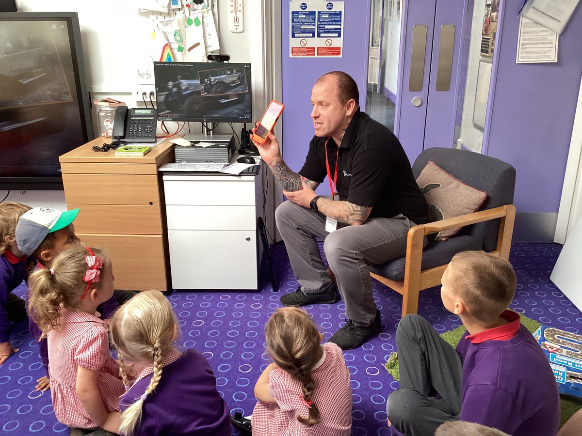 broteyrnon's tweet image. Inspired by our visit from a bus driver we have made our own bus stops #markmaking #followinglinesofenquiry

Wedi’n hysbrydoli gan ein hymweliad gan yrrwr bws, rydym wedi gwneud ein harosfannau bysiau ein hunain #gwneudmarciau #dilynllinellauymholiad @pryderiygbt @EAS_EarlyYears