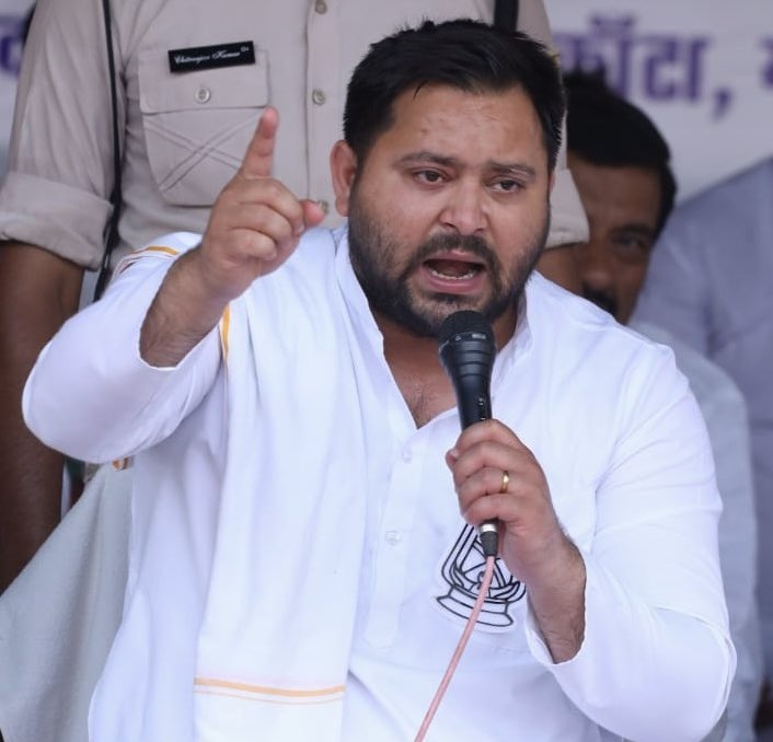 JaikyYadav16's tweet image. चिराग पासवान अब केंद्रीय मंत्री बन चुके हैं, यह बढ़िया बात है। जब दलित समाज से कोई केंद्रीय कैबिनेट में शामिल होता है तो अच्छा लगता है मगर 

कुछ लोग हैं कि अब उनकी तुलना तेजस्वी यादव जी से करने लगे हैं मैं उनसे कहना चाहूंगा कि 

ज़रा रुकिए, थोड़ा सब्र करिए

तेजस्वी यादव अपनी दम…