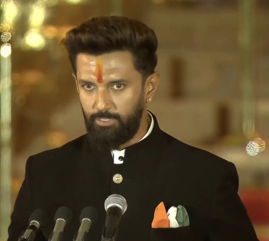 JaikyYadav16's tweet image. चिराग पासवान अब केंद्रीय मंत्री बन चुके हैं, यह बढ़िया बात है। जब दलित समाज से कोई केंद्रीय कैबिनेट में शामिल होता है तो अच्छा लगता है मगर 

कुछ लोग हैं कि अब उनकी तुलना तेजस्वी यादव जी से करने लगे हैं मैं उनसे कहना चाहूंगा कि 

ज़रा रुकिए, थोड़ा सब्र करिए

तेजस्वी यादव अपनी दम…