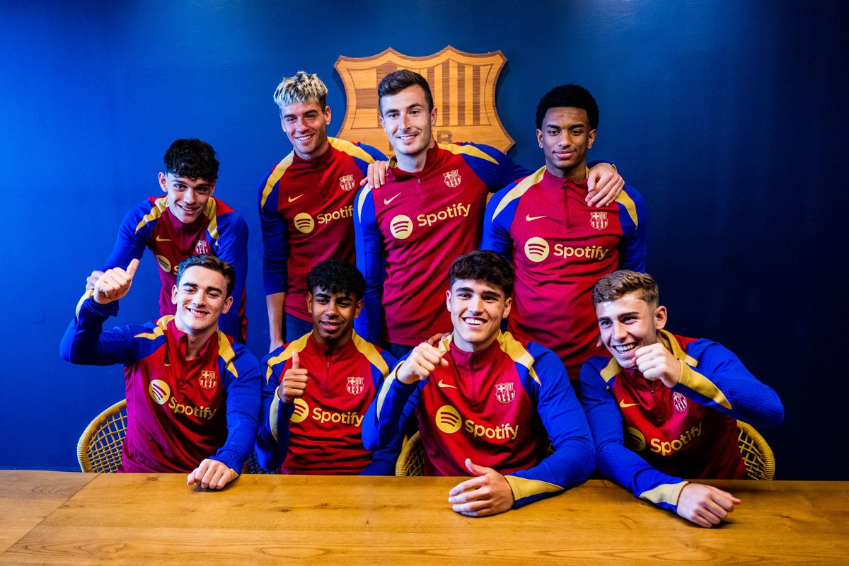 FCBarcelona's tweet photo. 💙 La Masia family ❤️ https://t.co/6uxZl0Hw2h
