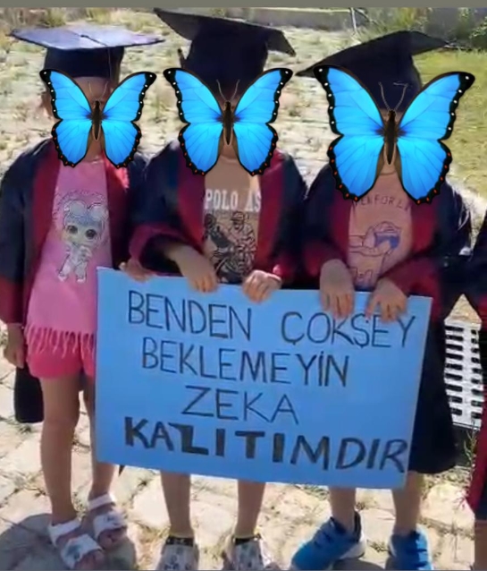 erebnora's tweet photo. Annesiyle kavgalı olduğu için arkadaşımın çocuğuna öğretmeninin taşıttığı pankart; https://t.co/dpuYvsiFo8