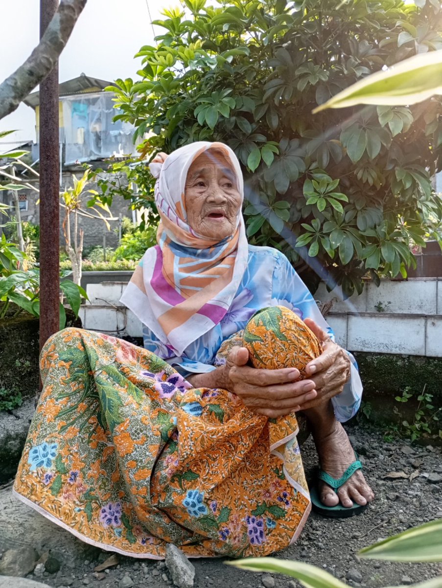 X do your magic please

“hari ini belum ada yang ziarah neng, jadi emak belum dapet uang” ucap Nek Nunah

Tiap hari belum tentu dapet uang untuk bisa makan, karena hanya ngandelin dari santunan orang yang ziarah 🥺