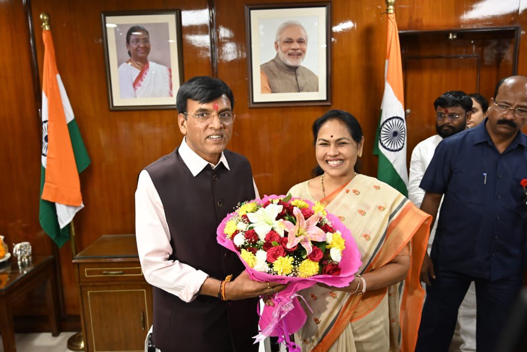 ShobhaBJP's tweet photo. ಕಾರ್ಮಿಕ ಮತ್ತು ಉದ್ಯೋಗ ಇಲಾಖೆಯ ರಾಜ್ಯಖಾತೆ ಸಚಿವೆಯಾಗಿ ನೇಮಕವಾದ ಸಂದರ್ಭದಲ್ಲಿ, ಇಂದು ದೆಹಲಿಯ ಕಛೇರಿಯಲ್ಲಿ ಕೇಂದ್ರ ಸಚಿವರಾದ ಶ್ರೀ ಮಾನ್ಸುಖ್ ಮಾಂಡವಿಯ ಅವರ ಸಮ್ಮುಖದಲ್ಲಿ ಅಧಿಕಾರದ ಜವಾಬ್ದಾರಿ ಸ್ವೀಕರಿಸಲಾಯಿತು.
#BJP #BengaluruNorth #Labour #Employment #Modiji #MemberofParliament #StateMinistry #NewDelhi https://t.co/QuwpGKGykj