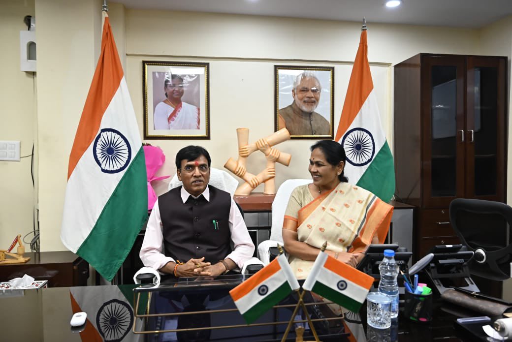 ShobhaBJP's tweet photo. ಕಾರ್ಮಿಕ ಮತ್ತು ಉದ್ಯೋಗ ಇಲಾಖೆಯ ರಾಜ್ಯಖಾತೆ ಸಚಿವೆಯಾಗಿ ನೇಮಕವಾದ ಸಂದರ್ಭದಲ್ಲಿ, ಇಂದು ದೆಹಲಿಯ ಕಛೇರಿಯಲ್ಲಿ ಕೇಂದ್ರ ಸಚಿವರಾದ ಶ್ರೀ ಮಾನ್ಸುಖ್ ಮಾಂಡವಿಯ ಅವರ ಸಮ್ಮುಖದಲ್ಲಿ ಅಧಿಕಾರದ ಜವಾಬ್ದಾರಿ ಸ್ವೀಕರಿಸಲಾಯಿತು.
#BJP #BengaluruNorth #Labour #Employment #Modiji #MemberofParliament #StateMinistry #NewDelhi https://t.co/QuwpGKGykj