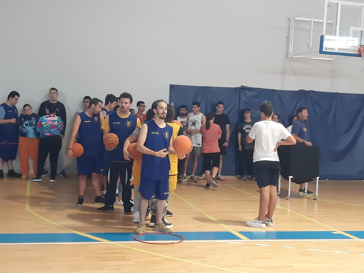 IESLomoH's tweet photo. El alumnado del #AulaEnclave y de #PFPA participan en la fiesta Fin de temporada del #ProyectoSuma (@ChorenJavi). En el #PabellónRitaHernández estuvieron todos los centros de #Telde que forman parte de dicho Proyecto. Hacen deporte y comparten experiencias enriquecedoras. https://t.co/BlmVrqKsNz