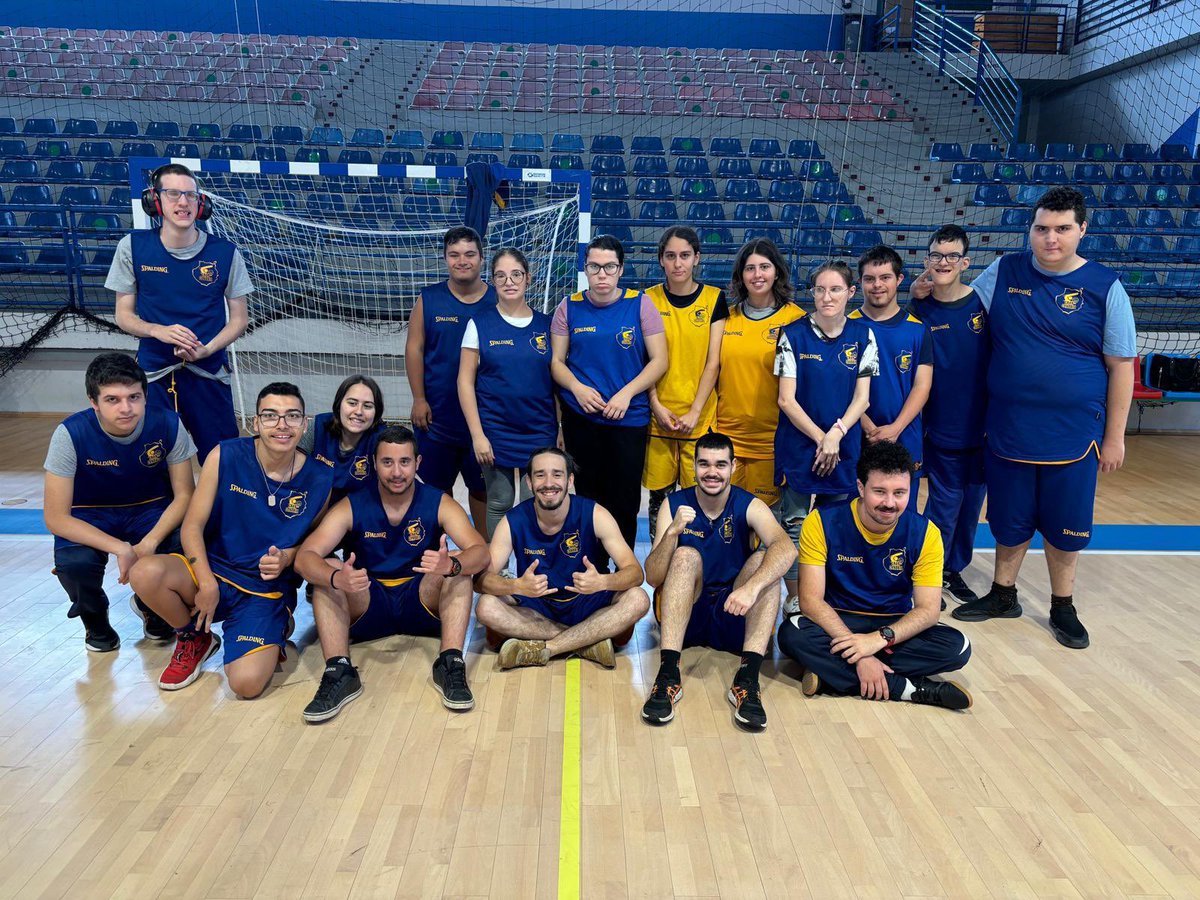 IESLomoH's tweet photo. El alumnado del #AulaEnclave y de #PFPA participan en la fiesta Fin de temporada del #ProyectoSuma (@ChorenJavi). En el #PabellónRitaHernández estuvieron todos los centros de #Telde que forman parte de dicho Proyecto. Hacen deporte y comparten experiencias enriquecedoras. https://t.co/BlmVrqKsNz
