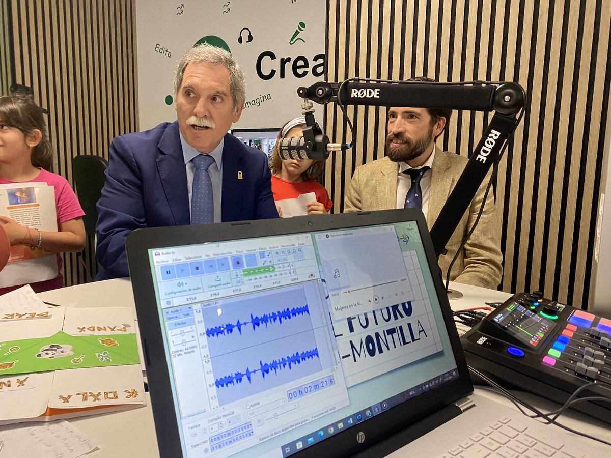 ⏳ Martes en el <a href="/ceppriegomonti/">CEP Priego Montilla</a> con motivo de la inauguración de su Aula del Futuro, séptima de Andalucía. Dicho espacio repercutirá en la formación digital de los docentes. Un placer acompañar a <a href="/antsegura/">Antonio Segura</a>, director general de Tecnologías Avanzadas y Transformación Educativa.