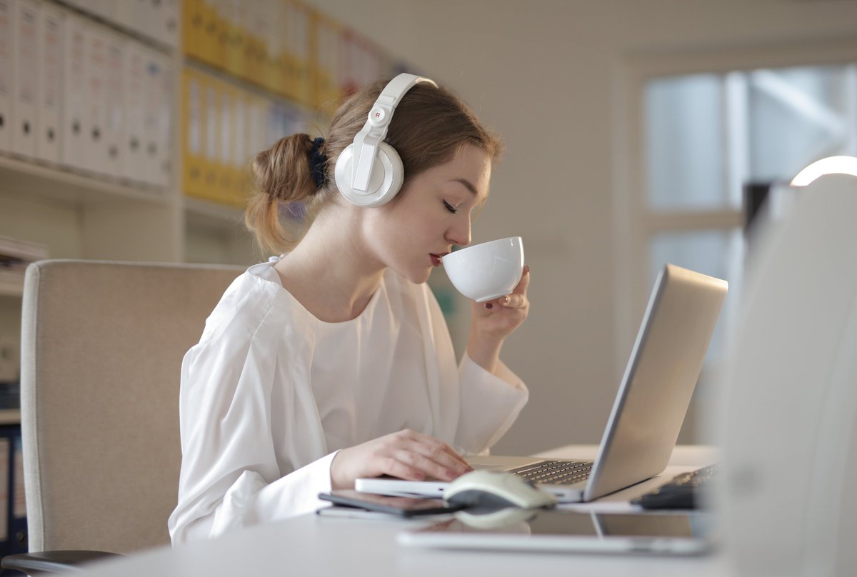 office_barista's tweet image. Going out in the middle of your workday to grab a coffee from the local cafe can be such a hassle. Wouldn’t it be better if you could just walk to the other side of the office &amp;amp; treat yourself to a motivating, tasty cup of coffee anytime you wanted? We can help! #workday #hassle