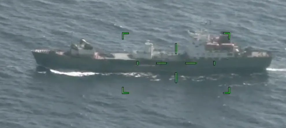 🚨🇺🇸🇷🇺 U.S. IS CHASING NUCLEAR RUSSIAN SUBMARINE NEAR FLORIDA

2 U.S. Navy destroyers are following a group of Russian vessels that came within 66 miles of Florida on the way to Cuba last night. 

Analysts believe Russia is strategically sending a warning to the U.S. after NATO