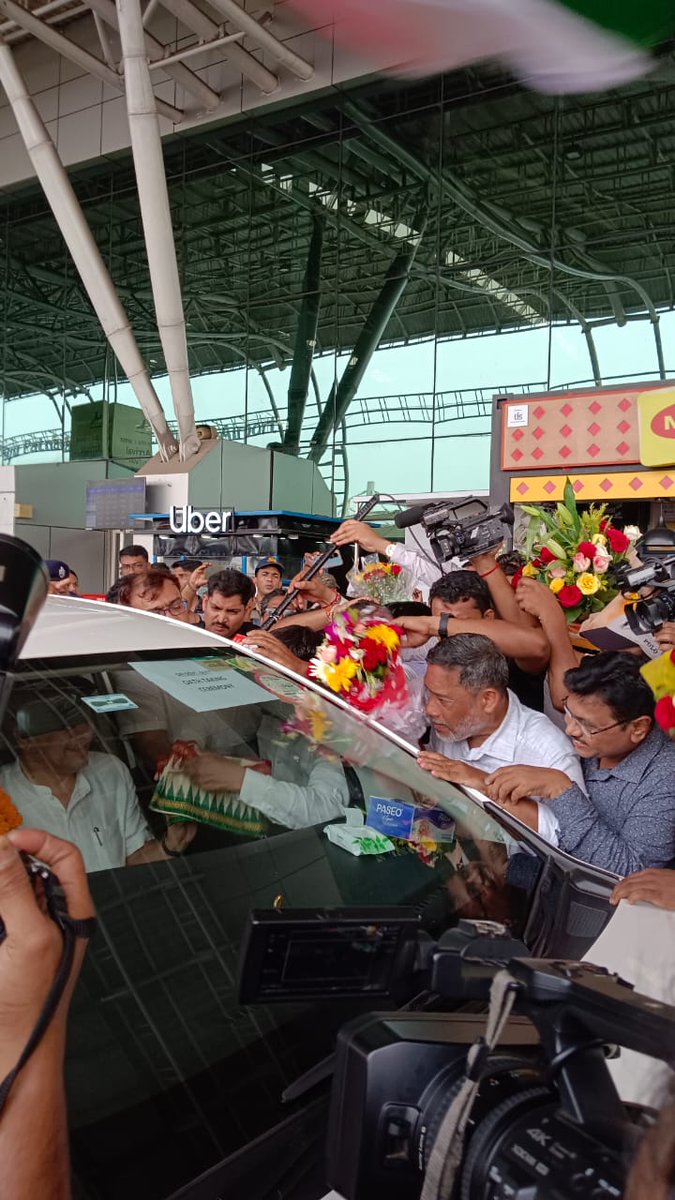 East Coast Rly Engineers Association (ECoREA)  <a href="/ecorea2008/">ECoREA</a> delegates welcomed &amp; wished hon'ble Rly Minister Er <a href="/AshwiniVaishnaw/">Ashwini Vaishnaw</a> ji during his first arrival at Bhubaneswar Airport today after assuming his 2nd consecutive term as Rly Minister. 
Welcome again sir 💐