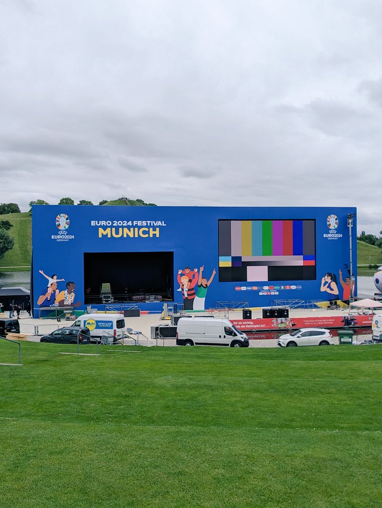 SerChristoph's tweet photo. Vorbereitungen in der Fan Zone im Münchener Olympiapark fast abgeschlossen. Bis Mittwoch soll alles fertig sein - inklusive Trinkwasserbrunnen und Sonnencreme-Spendern #euro2024 https://t.co/vCZKBcTfyn