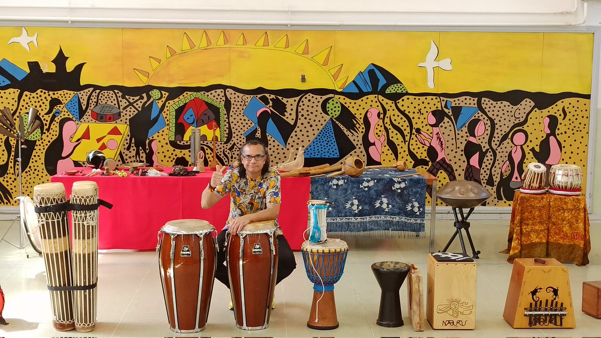 CeipHernandez's tweet photo. Actividades de final de curso!!!! 
Concierto didáctico con Yonder Rodríguez y Teatro en inglés con Face to Face!!! 
Estamos disfrutando un montón!!! 
@educacyl
@AMPAMHernadez
@PajarillosEduca https://t.co/t1XbCuRFPM