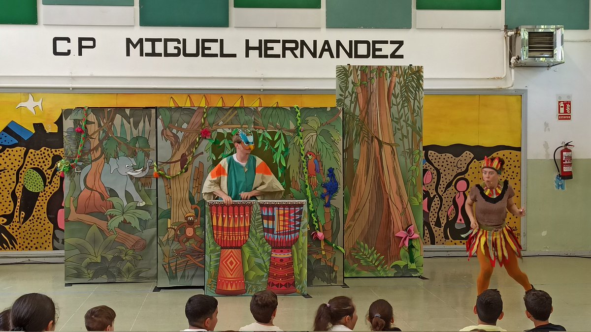 CeipHernandez's tweet photo. Actividades de final de curso!!!! 
Concierto didáctico con Yonder Rodríguez y Teatro en inglés con Face to Face!!! 
Estamos disfrutando un montón!!! 
@educacyl
@AMPAMHernadez
@PajarillosEduca https://t.co/t1XbCuRFPM