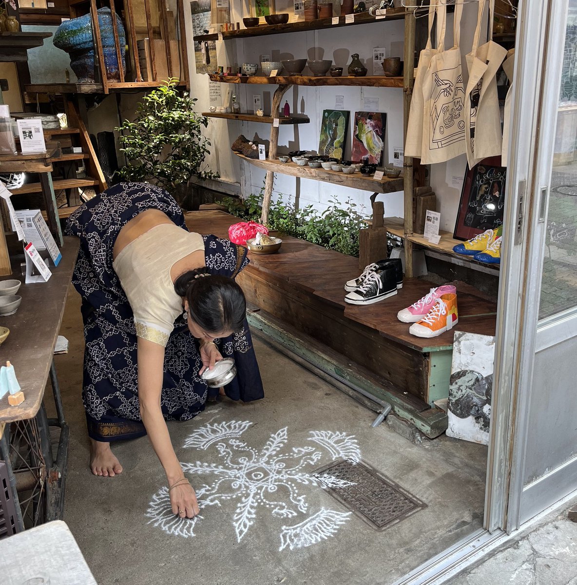 MahaSaktiNao's tweet photo. 墨田区のキラキラ橘商店街のいくつかのお店に描かせていただきました。
地元でサリー着て歩いてたら何言われるかわかりませんが、何事もなく、コーラムも多くの方に喜んでいただけました。タミル文化がすんなり馴染む素敵な場所。
#kolcm #海野貴彦商店 #Nanzo #京島 #キラキラ橘商店街 https://t.co/Z5AoKvBzdU