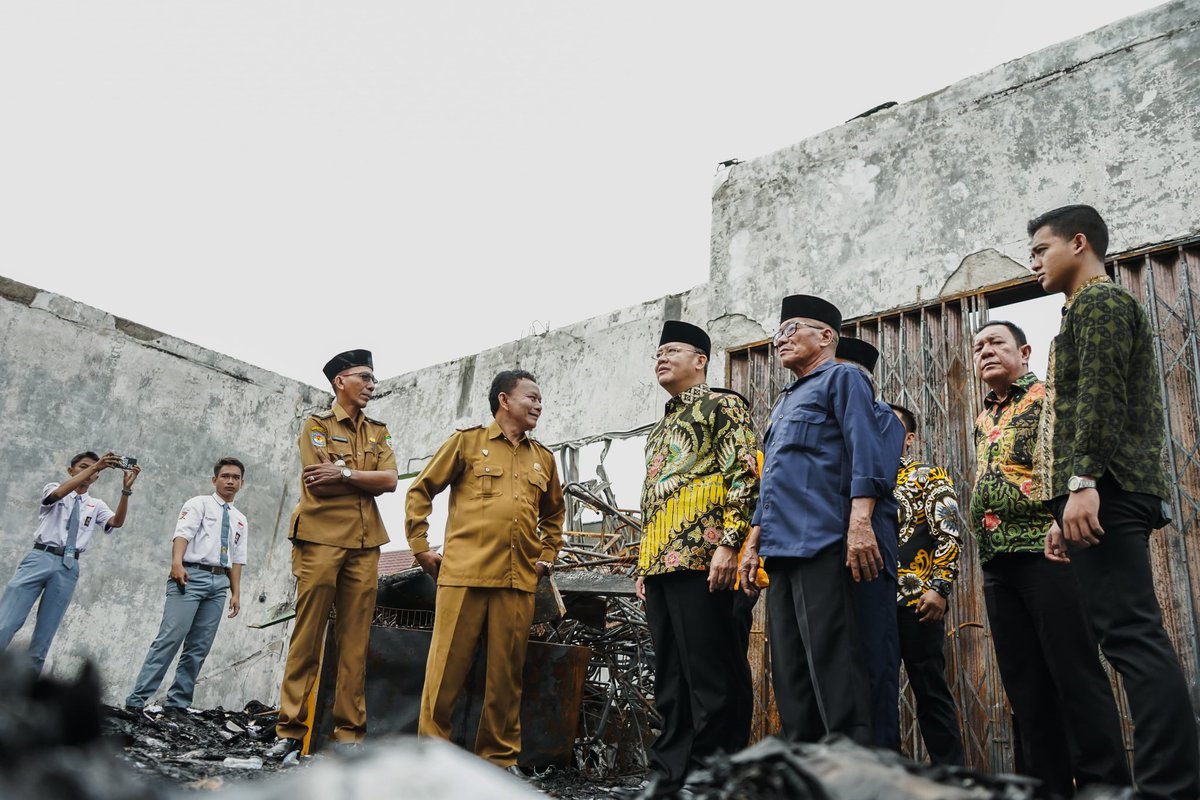 mediacenterBKL's tweet photo. Gubernur Rohidin Mersyah meninjau kondisi terkini SMKN 5 Bengkulu Utara pasca terjadi musibah kebakaran pada akhir Mei lalu. https://t.co/YdD1dw4sN2