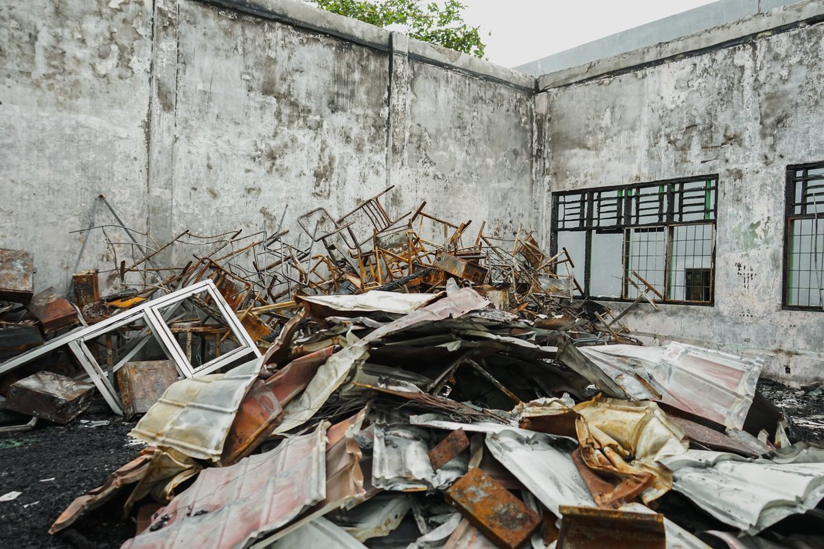 mediacenterBKL's tweet photo. Gubernur Rohidin Mersyah meninjau kondisi terkini SMKN 5 Bengkulu Utara pasca terjadi musibah kebakaran pada akhir Mei lalu. https://t.co/YdD1dw4sN2