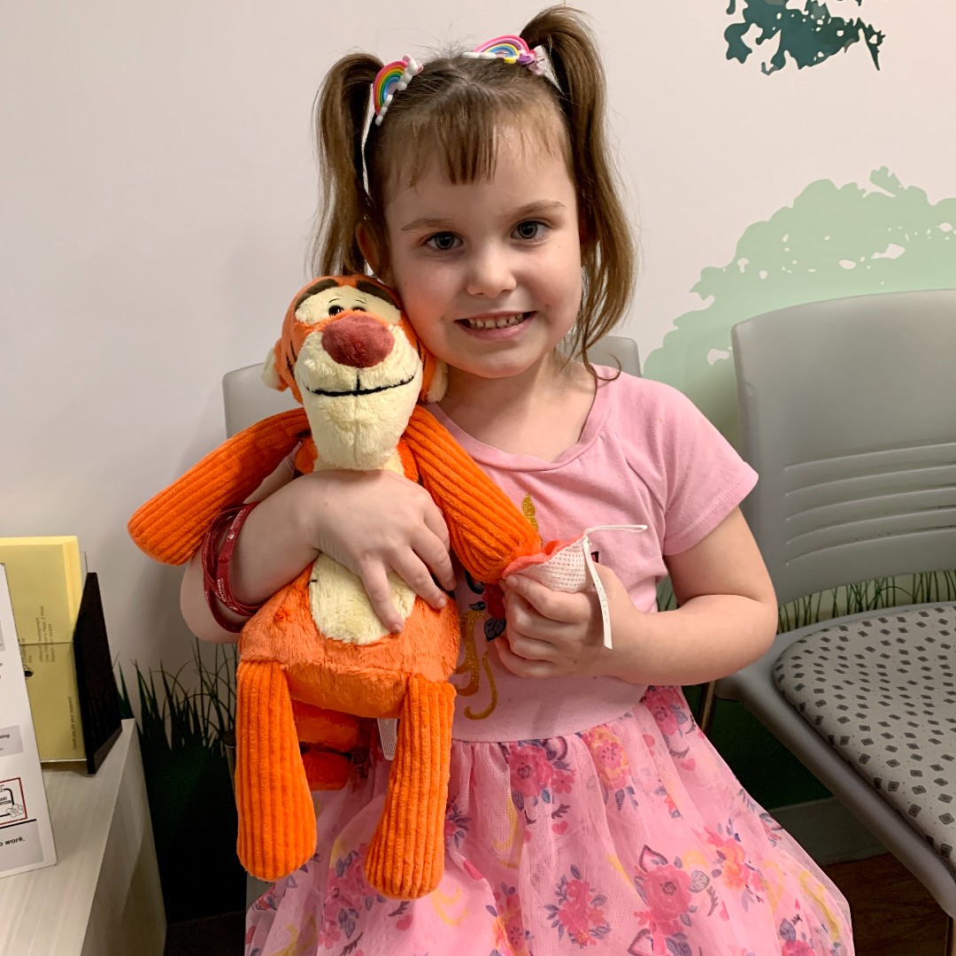 ShrinersOhio's tweet photo. We can't believe how much 7-year-old Dusti has grown! Nearly a year ago she was an inpatient after sustaining a burn injury. She was back for a follow-up appointment and was even proudly wearing her pressure garments!

#Shriners #ShrinersChildrens #Kids #Hope #Ohio #BurnCare https://t.co/XsoVF70eNk